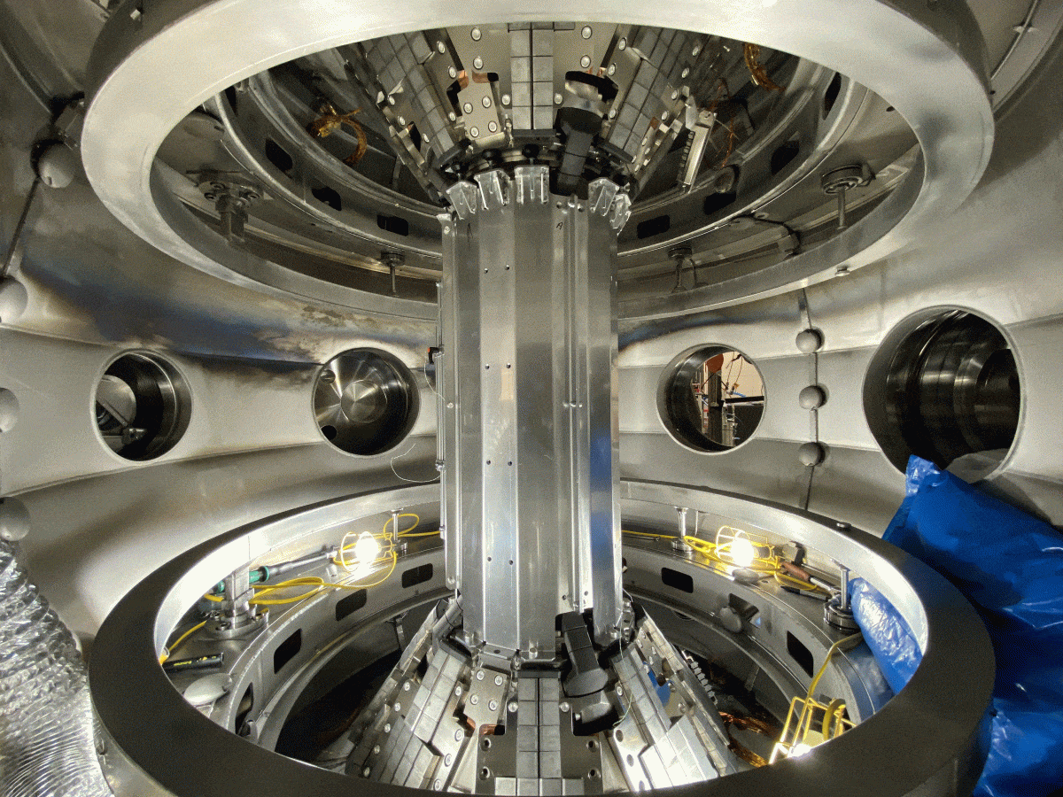wnętrze reaktora tokomak do syntezy jądrowej.