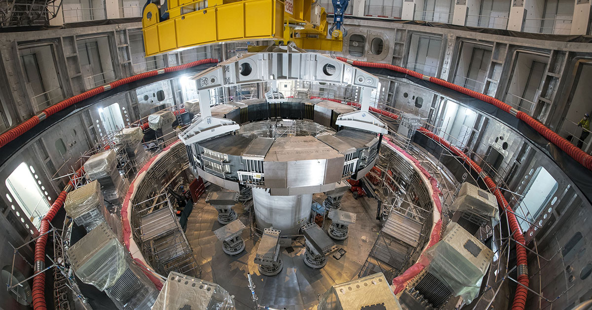 Instalacja pierwszego magnesu nadprzewodzącego, cewki poloidalnej #6, w tokamaku ITER. Centralny elektrozawór zostanie zamontowany pośrodku po zmontowaniu zbiornika próżniowego.