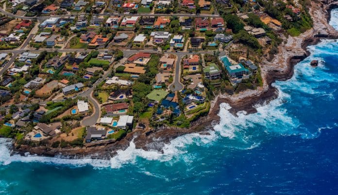 Widok z lotu ptaka na wybrzeże Honolulu, Hawaje, gdzie głównym dostawcą energii jest Hawaiian Electric