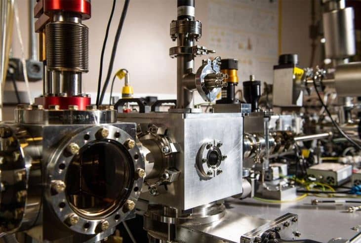 Specjalnie skonstruowane urządzenie pozwala badaczom przeprowadzać eksperymenty z miękkim lądowaniem jonów. Źródło: Andrea Starr, Pacific Northwest National Laboratory/SciTechDaily