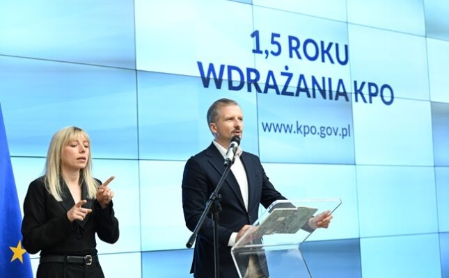 Wiceminister Mikołaj Dorożała podczas konferencji prasowej w Ministerstwie Funduszy i Polityki Regionalnej