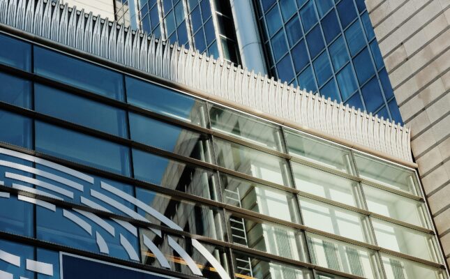 Reforma EU ETS w agendzie Rady Europejskiej. PKEE i przemysł domagają się zmian, które ograniczą wpływ systemu na ceny energii w UE.