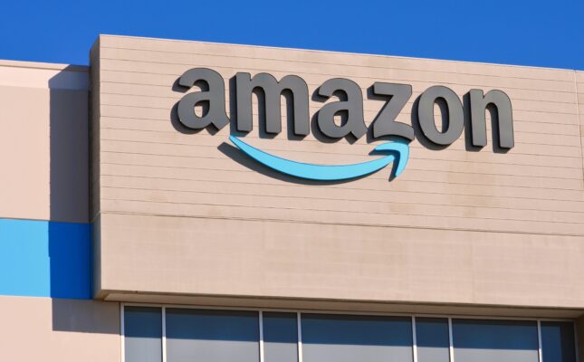 Portfel OZE Amazon w Australii zbliża się do 1 GW. Nowe umowy obejmują hybrydowe farmy solarne i nowoczesne magazyny energii w NSW i stanie Wiktoria.