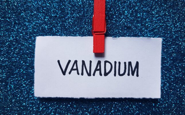 Przełom w technologii BESS: tytanowe baterie na sole stopione oferują wyższe napięcie i stabilną pracę. Poznaj szczegóły badań zespołów z Tohoku i Pekinu.