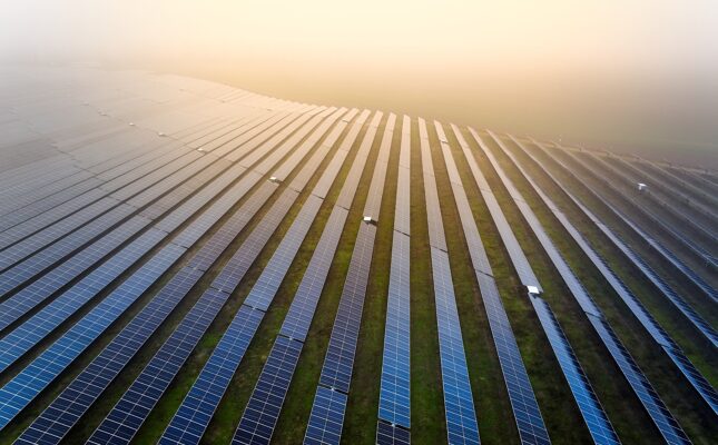 Respect Energy i Goldbeck Solar integrują największą farmę PV z rynkiem usług systemowych. Sprawdź, jak technologia grid-forming zmienia polską energetykę.