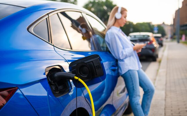 Ponad 140 tys. aut elektrycznych rocznie w polskich salonach do 2030 roku? Eksperci PSNM i F5A analizują wpływ zmian regulacyjnych na rynek e-mobility.