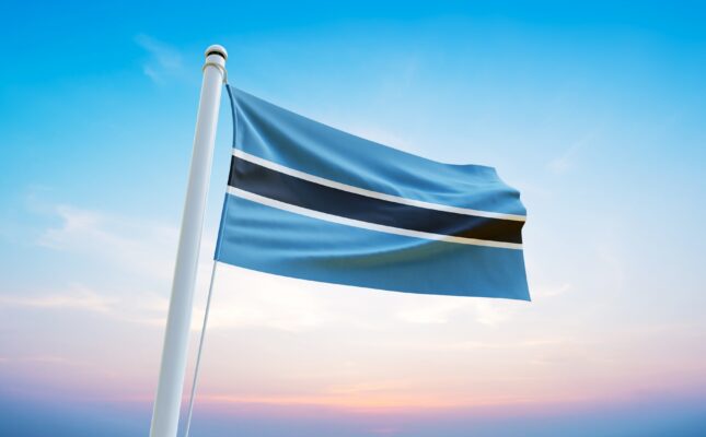 Botswana rozpoczyna budowę farmy fotowoltaicznej 500 MW z magazynem energii. To efekt strategicznego partnerstwa z Omanem i planu 50% OZE do 2030 r.