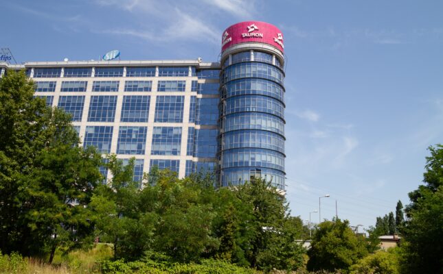 Spółka z Grupy Tauron podpisała z BGK umowę pożyczki na kwotę 227,1 mln zł z KPO. Środki zostaną przeznaczone na trzy farmy fotowoltaiczne i magazyn energii. Poznaj warunki finansowania.