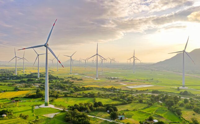 Niemiecki fundusz KGAL sprzedał portfel farm wiatrowych 75 MW w północnej Polsce firmie Octopus Energy. Dowiedz się więcej o strategii inwestora i stabilnych przychodach z umów PPA i CfD.
