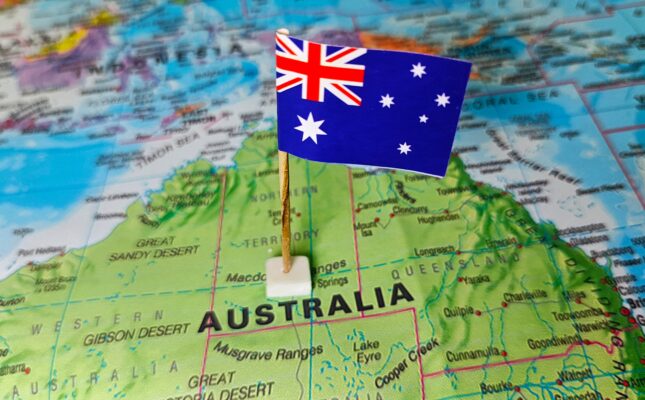 W ciągu zaledwie 10 miesięcy Australijczycy zainstalowali 400 tysięcy domowych magazynów energii o pojemności 11,2 GWh. Poznaj szczegóły programu dotacji wartego miliardy dolarów.