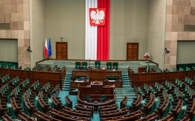 Nowe przepisy energetyczne skracają biurokrację i wprowadzają e-faktury jako standard. Przeczytaj o decyzji Sejmu i ułatwieniach dla inwestycji w zeroemisyjne źródła.