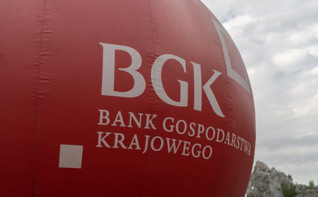 Bank Gospodarstwa Krajowego zakontraktował 67,2 mld zł z Funduszu Wsparcia Energetyki (KPO). Ponad 61 mld zł zasili modernizację sieci elektroenergetycznych, a blisko 6 mld zł trafi na projekty OZE.