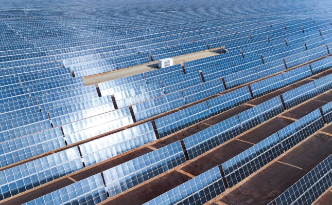 Spółka Sungrow uruchomiła w Mjanmie elektrownię słoneczną 110 MW połączoną z magazynem energii 40 MWh. Dowiedz się, jak technologia PowerTitan 2.0 poradziła sobie z upałami przekraczającymi 40°C.