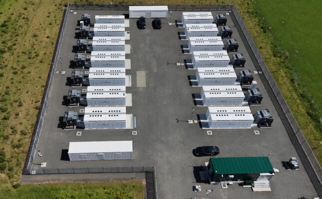 Ruszyła budowa jednego z największych magazynów energii w Polsce. Poznaj szczegóły pionierskiego finansowania project finance dla baterii w Trzebini, która ruszy na początku 2027 roku.