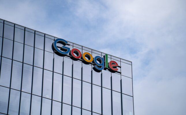 Google i Voltus ogłosiły pierwszą umowę typu „Bring Your Own Capacity”. Wirtualna elektrownia o mocy 100 MW rocznie pomoże zasilić centra danych za pomocą domowych baterii i termostatów.