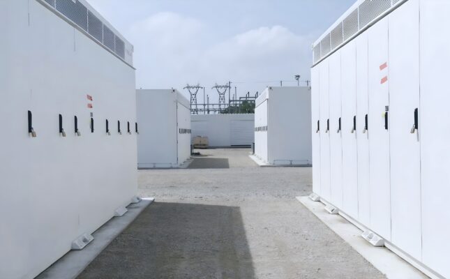 Na Podkarpaciu ruszyła budowa wielkoskalowego magazynu energii OX2 o mocy 50 MW. Sprawdź szczegóły inwestycji w Osieku Jasielskim oraz plany budowy kolejnych wielkich baterii.