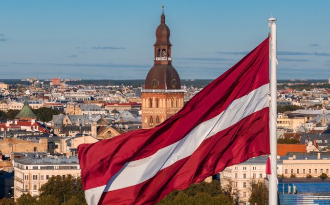 Sunly kupuje od Rolls-Royce systemy magazynowania energii o łącznej pojemności 490 MWh na Łotwie. Pierwsza bateria ruszy na początku 2027 roku w hybrydowym parku Valmiera.