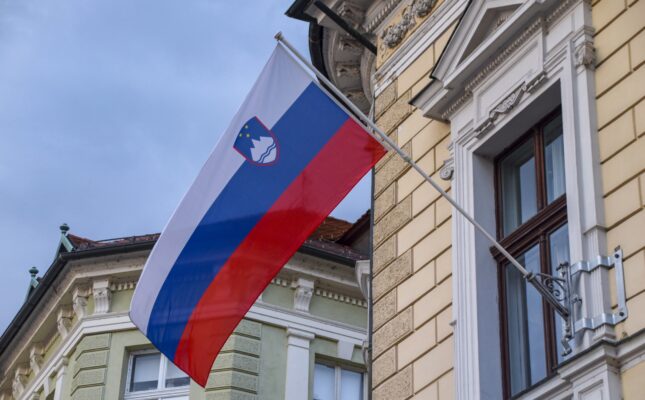 Rusza nowy nabór na dofinansowanie magazynów energii i inwerterów hybrydowych w Słowenii. Poznaj warunki dotacji z Funduszu Klimatycznego i terminy składania wniosków w 2026 roku.