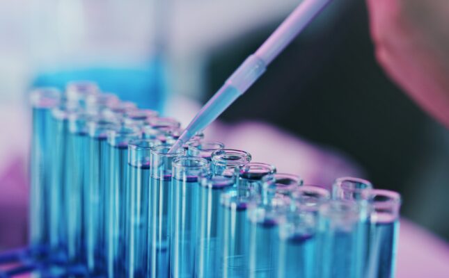Przełomowe badanie w Nature Nanotechnology. Zobacz, jak wzorowane na komórkach węgorza elektrycznego nanotubki z azotku boru generują prąd i odzyskują lit z rekordową wydajnością.