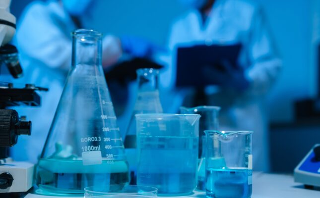 Międzynarodowy zespół naukowców opracował mapę drogową dla rozwoju baterii litowo-azotowych ($\text{Li-N}_2$). Nowa technologia z Belgii i Chin połączy magazynowanie energii z zieloną chemią.