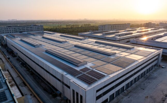 Instytut Fraunhofer IWU zaprezentował analizator ESiP dla fabryk. Narzędzie pozwala zoptymalizować pracę magazynów energii, redukować szczyty obciążeń i wykorzystać do 50% własnego prądu z OZE.