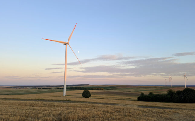 Qualitas Energy uruchomił farmę wiatrową Nachtsheim-Luxem o mocy 33,6 MW w Niemczech. Poznaj szczegóły inwestycji hiszpańskiego funduszu, który mocno inwestuje w OZE również w Polsce.