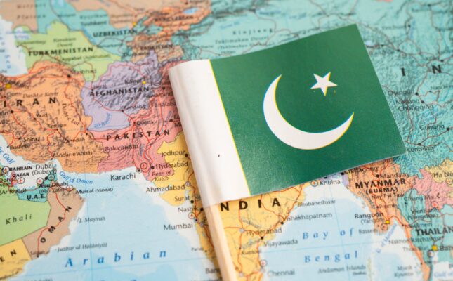 Import bateryjnych magazynów energii (BESS) do Pakistanu osiągnął rekordowe 4,6 GWh w 2025 r. Spadek cen i drogi prąd wywołały masowy boom na domowe magazyny 5-10 kWh.