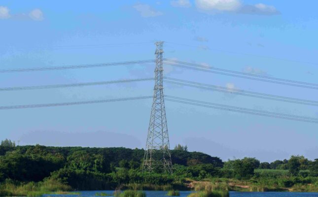 Energetyczna trasa z Bałtyku nabiera kształtu. Gotowych jest już 341 z 443 słupów