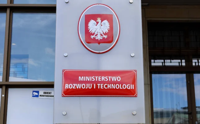 Wg Ministerstwa Rozwoju i Technologii d 20 września 2026 r. przez kolejnych 18 miesięcy mają obowiązywać dotychczasowe przepisy wykonawcze w obszarze, który uwzględnia ustawa