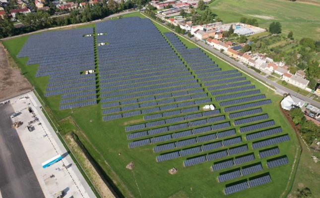 Największa elektrownia słoneczna w Słowenii składa się z 17 946 modułów fotowoltaicznych
