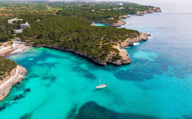 Modułowe kontenery bateryjne CATL instalowane w ramach systemu magazynowania energii na Balearach