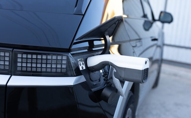 Ładowanie pojazdu elektrycznego – potencjał technologii vehicle-to-grid według raportu Bruegel