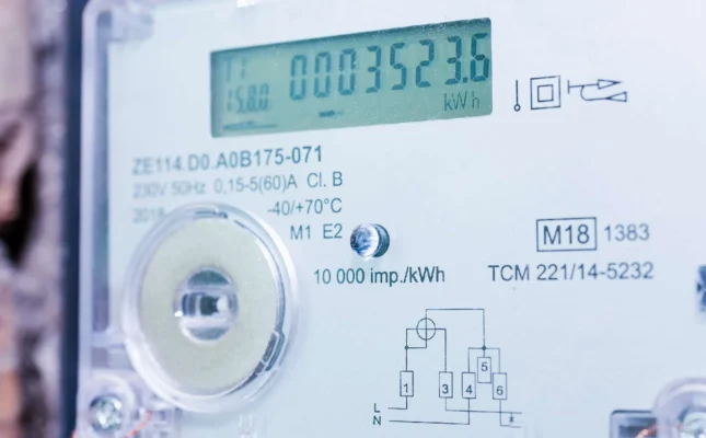 W G12eko zmienny składnik stawki sieciowej wynosi 0,1639 zł/kWh netto w strefie zalecanego poboru i 0,2827 zł/kWh poza nią