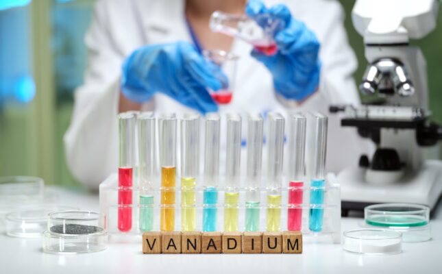 Zbliżenie na ogniwo bateryjne typu pouch cell testowane w laboratorium technologicznym.