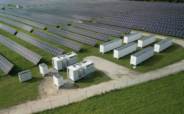 Wielkoskalowe kontenery magazynu energii BESS zainstalowane obok farmy fotowoltaicznej w Hiszpanii.