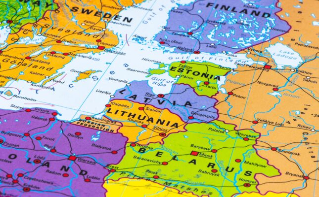 Słupy najwyższych napięć przesyłowej linii elektroenergetycznej w rejonie przygranicznym.